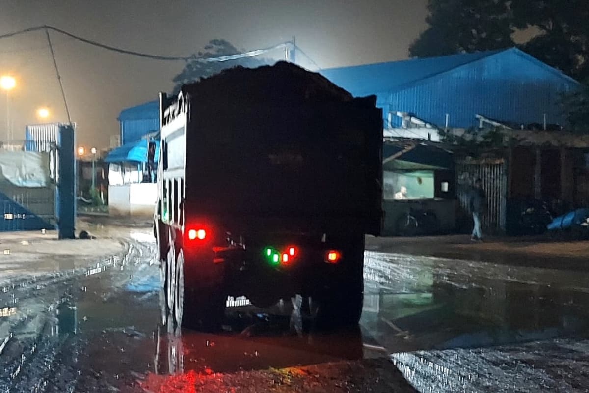 झारखंड: एनजीटी की रोक के बावजूद धड़ल्ले से हो रहा बालू का उठाव, शाम ढलते ही एक्टिव हो जाते हैं बालू माफिया