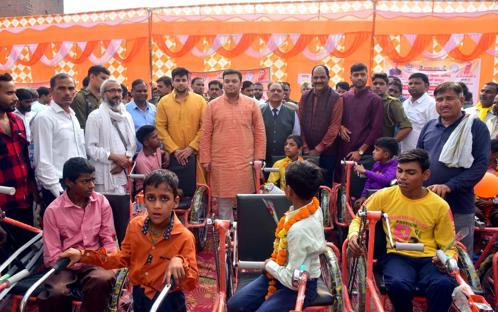 Aligarh: शिक्षा मंत्री ने 365 दिव्यांग छात्रों को वितरित किये उपकरण, परिषदीय विद्यालयों को लेकर कही ये बात...