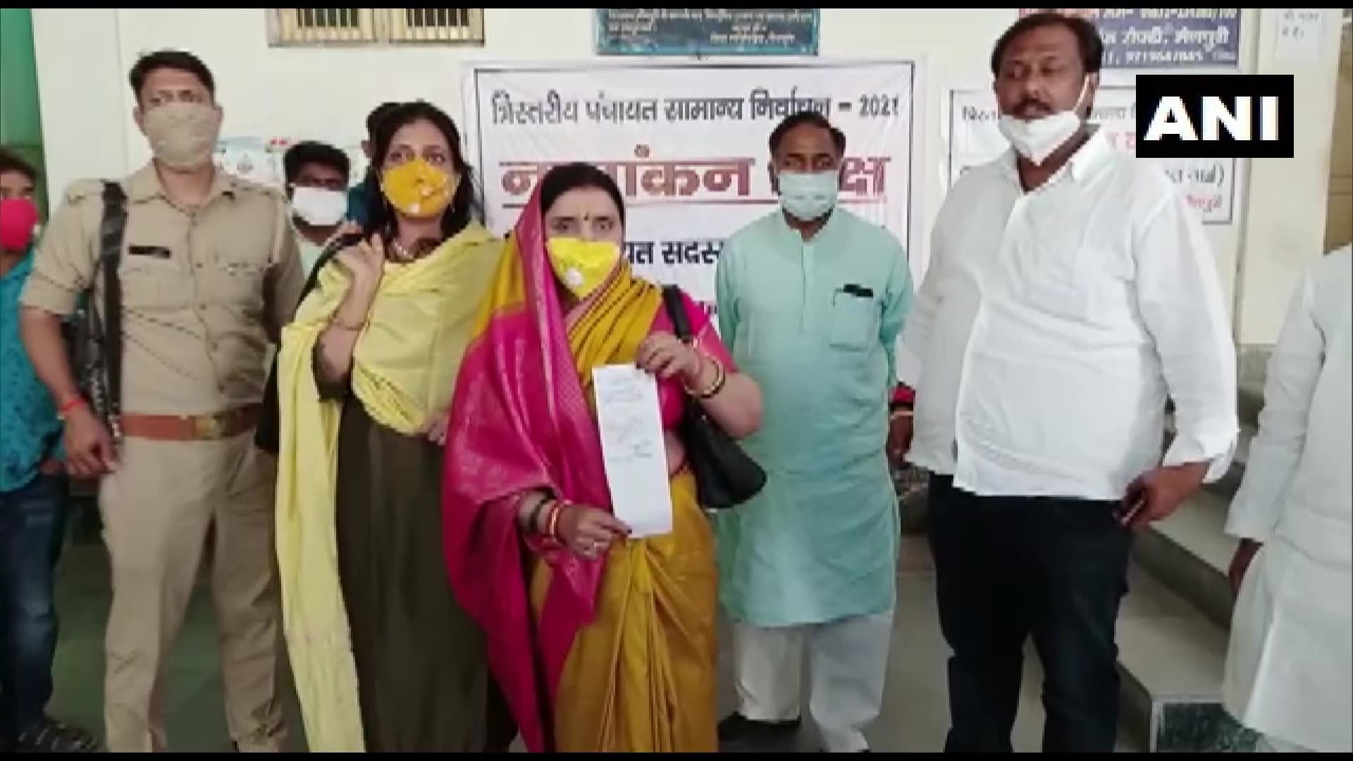 Up Panchayat Chunav 2021 : मैनपुरी पर सबकी नजर, मुलायम सिंह की भतीजी संध्या भाजपा के टिकट से चुनावी मैदान में, किया नामांकन