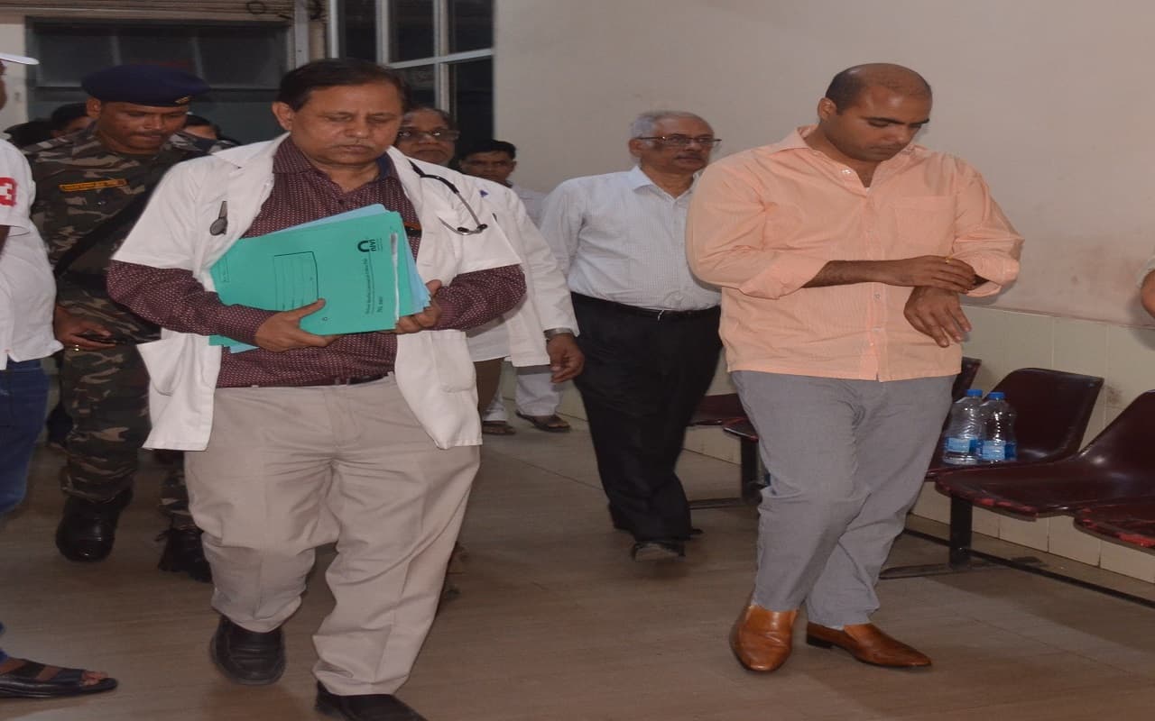 झारखंड: डीसी संदीप सिंह की तबीयत बिगड़ी, एसएनएमएमसीएच में हुआ इलाज, सीने में दर्द व सांस लेने में थी तकलीफ