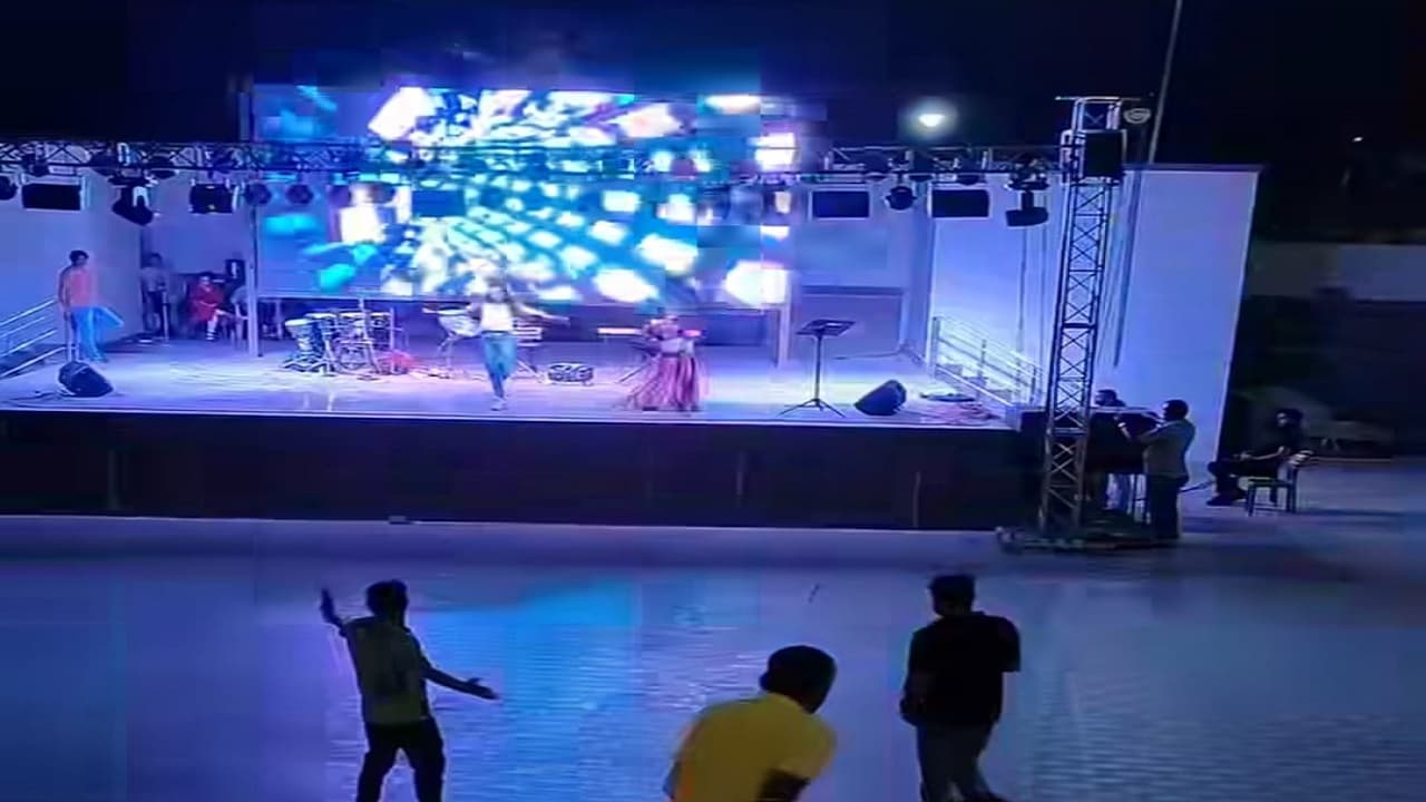 बिहार: भागलपुर में स्मार्ट सिटी के ओपन थियेटर में अश्लील गानों पर बार बालाओं ने लगाए ठुमके, वीडियो हुआ वायरल