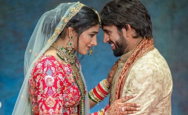 PHOTOS : पहलवान संगीता फोगाट ने शेयर की शादी की तसवीरें, पति बजरंग पूनिया संग ऐसे दिए पोज