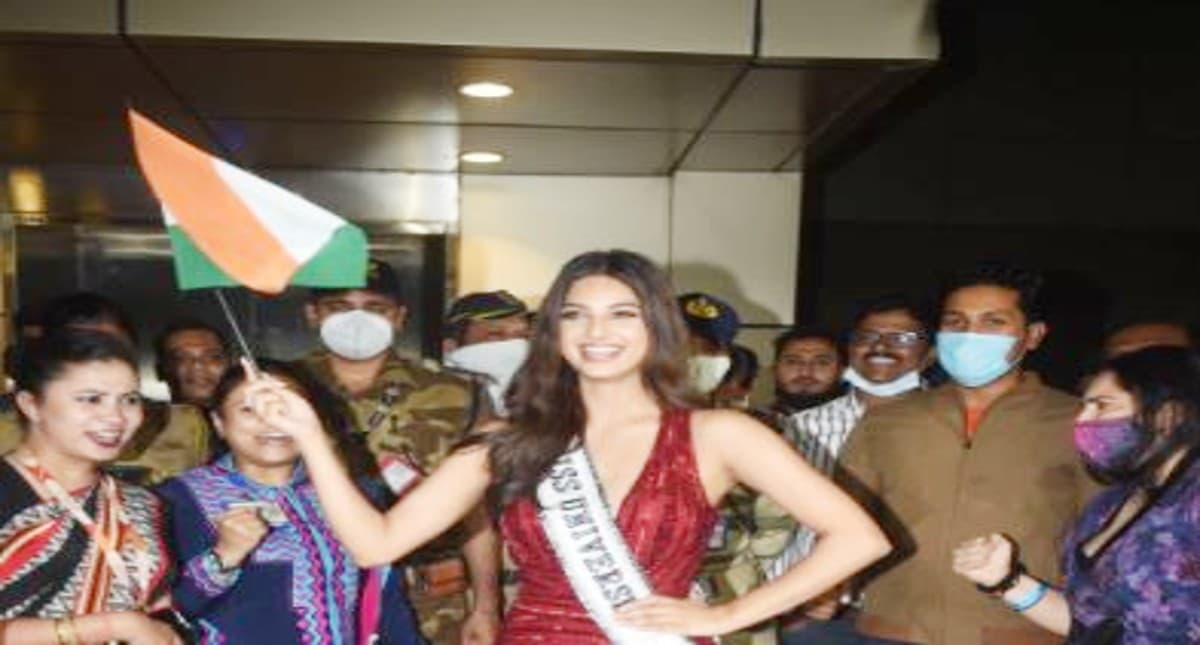 Harnaaz Sandhu लौटी मुंबई, हाथ में तिरंगा और चेहरे पर मुस्कान लिए दिखी Miss Universe, फैंस बोले-आप पर गर्व है