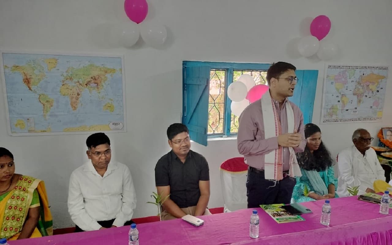 लाइब्रेरी मैन संजय कच्छप की पहल, आदिवासी वीरांगना सिनगी कुइली दाई डिजिटल लाइब्रेरी का डीसी ने किया उद्घाटन