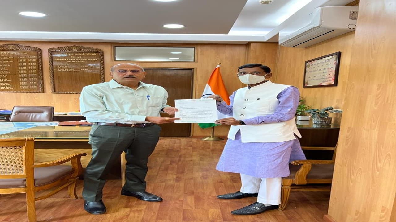 Jharkhand: रेलवे बोर्ड चेयरमैन से मिले सांसद संजय सेठ, ट्रेनों के ठहराव और विस्तारीकरण करने की रखी मांग