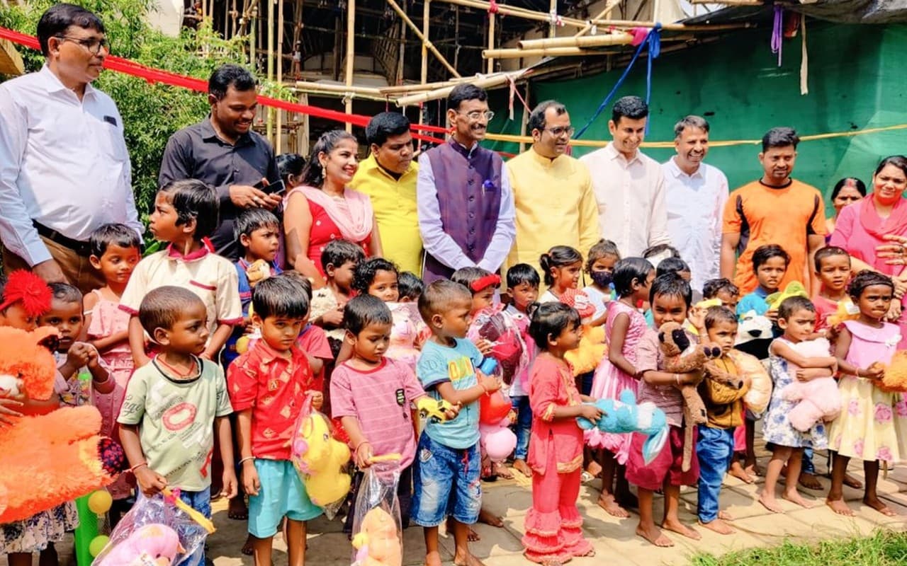 आंगनबाड़ी केंद्र में खिलौने लेकर पहुंचे रांची के सांसद संजय सेठ, खिल उठे बच्चों के चेहरे