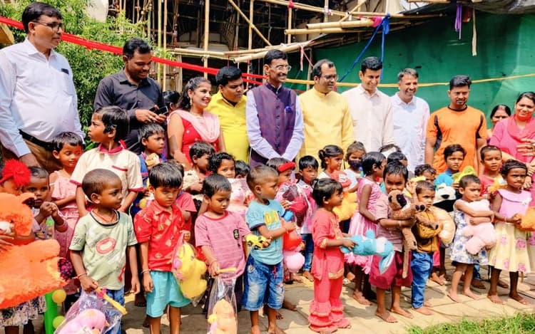 आंगनबाड़ी केंद्र में खिलौने लेकर पहुंचे रांची के सांसद संजय सेठ, खिल उठे बच्चों के चेहरे