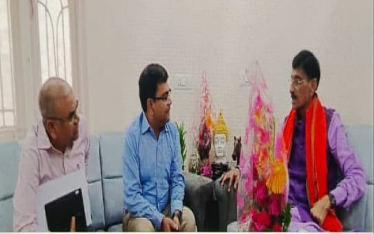 Jharkhand: रांची MP संजय सेठ से मिले JBVNL के अधिकारी, दुर्गा पूजा में 24 घंटे बिजली देने का दिया आश्वासन