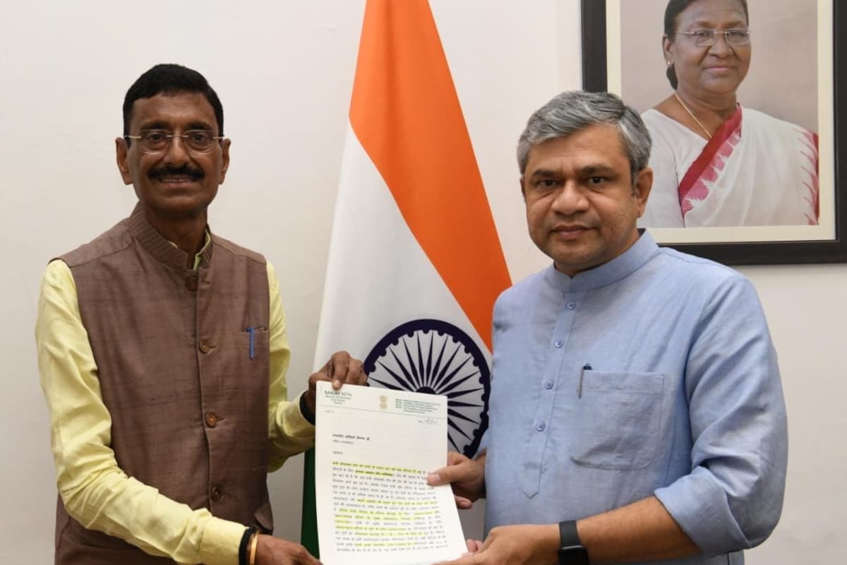 रेल मंत्री अश्विनी वैष्णव से नयी दिल्ली में मिले सांसद संजय सेठ, कब दौड़ेगी रांची-हावड़ा वंदे भारत एक्सप्रेस?