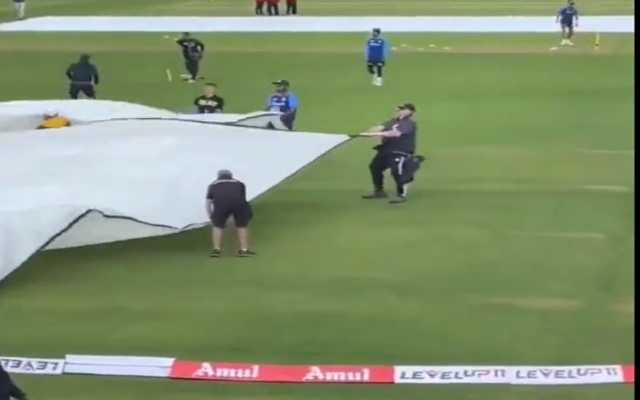 IND vs NZ: संजू सैमसन ने मैच खेले बगैर ही जीता फैंस का दिल, बारिश के बीच की ग्राउंड स्टाफ की मदद, VIDEO