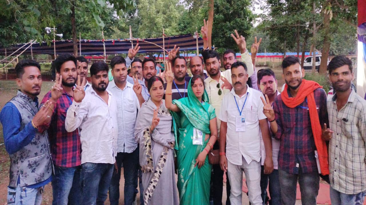 झारखंड पंचायत चुनाव : गुमला में आजसू पार्टी पर भारी पड़ी BJP, सांसद प्रतिनिधि की पत्नी संयुक्ता देवी जीती