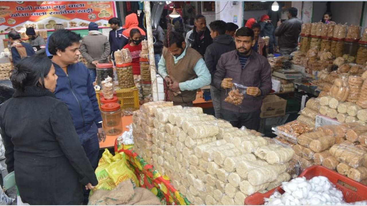 मकर संक्रांति 2023: भागलपुर में महंगाई की मार,  गुड़ व चूड़ा से लेकर तिल की सामग्रियों के दाम बढ़े, जानिये..