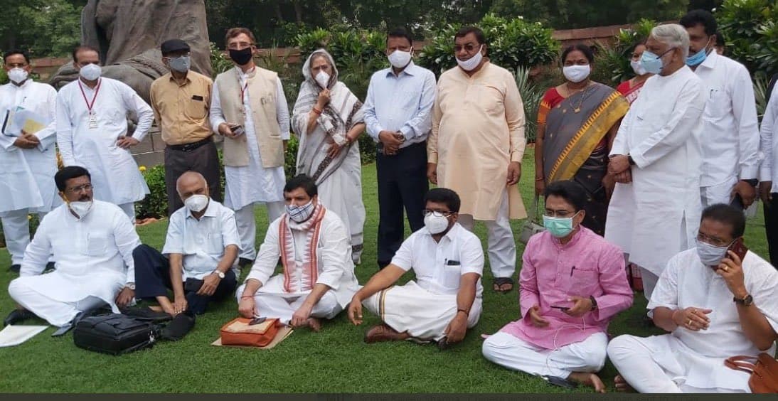 Parliament LIVE : आज शाम राष्ट्रपति से मिलेंगी विपक्षी पार्टियां, कृषि बिल को वापस राज्यसभा भेजने की कर सकते हैं गुजारिश