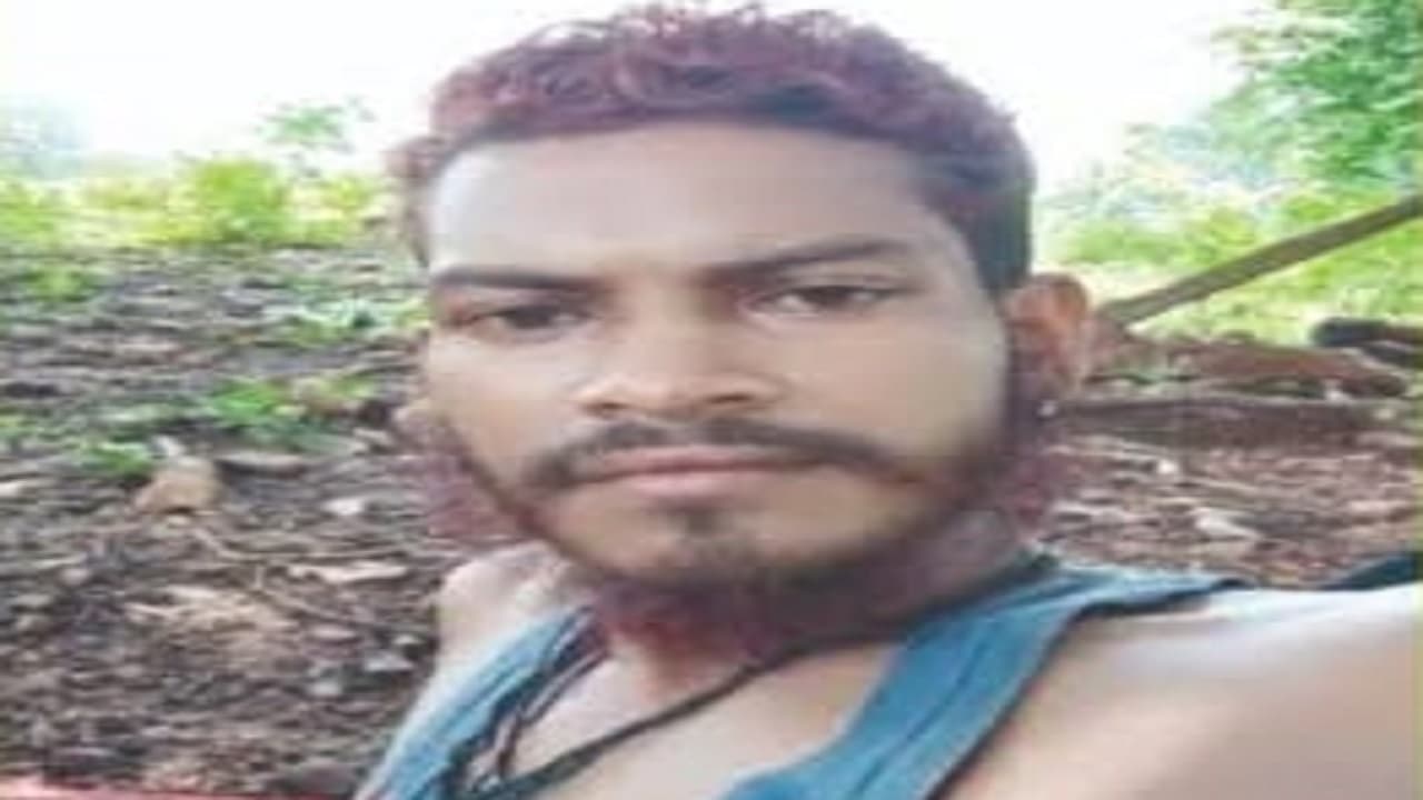 Jharkhand Naxal News : झारखंड से 2 लाख का इनामी PLFI जोनल कमांडर संतोष कंडुलना एके-47 के साथ अरेस्ट