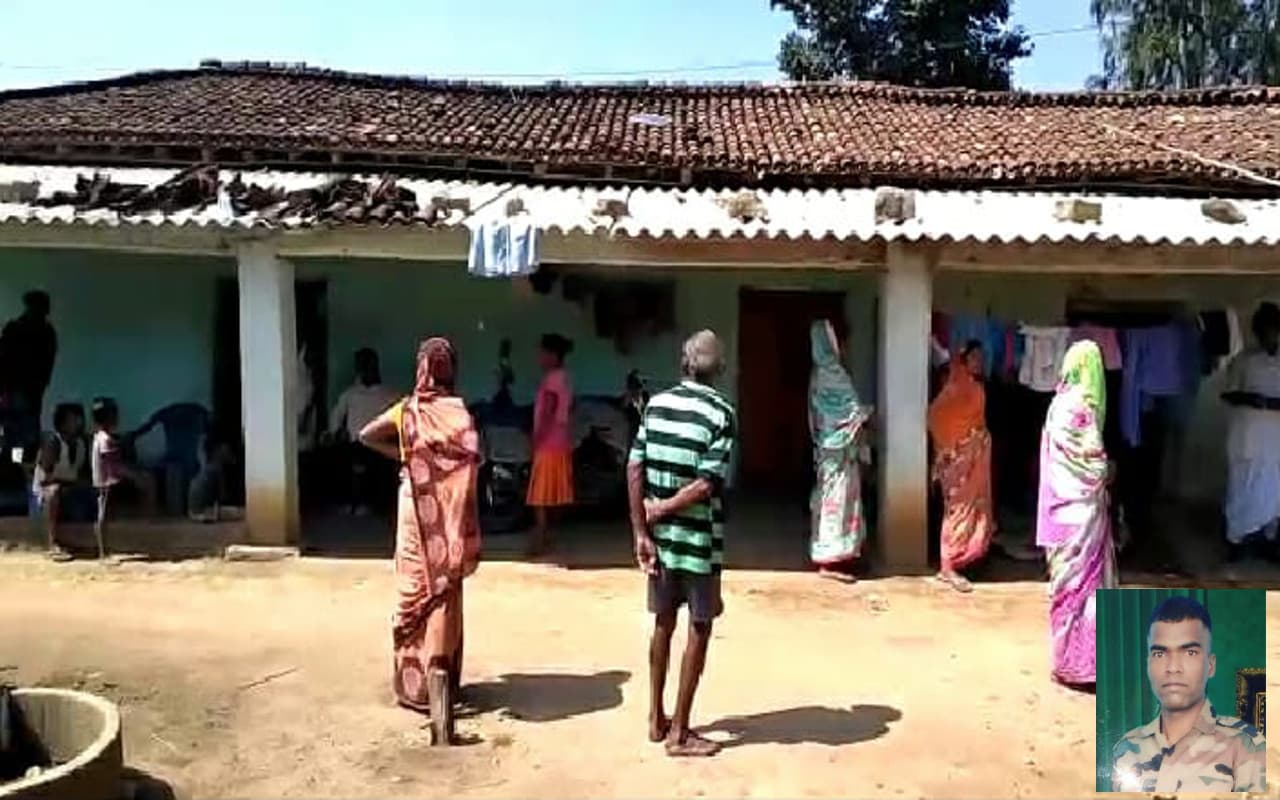 गुमला : शहीद संतोष गोप के गांव से प्रशासन ने मोड़ा मुंह, नहीं लगी प्रतिमा, सरकारी मदद को भटक रहा परिवार