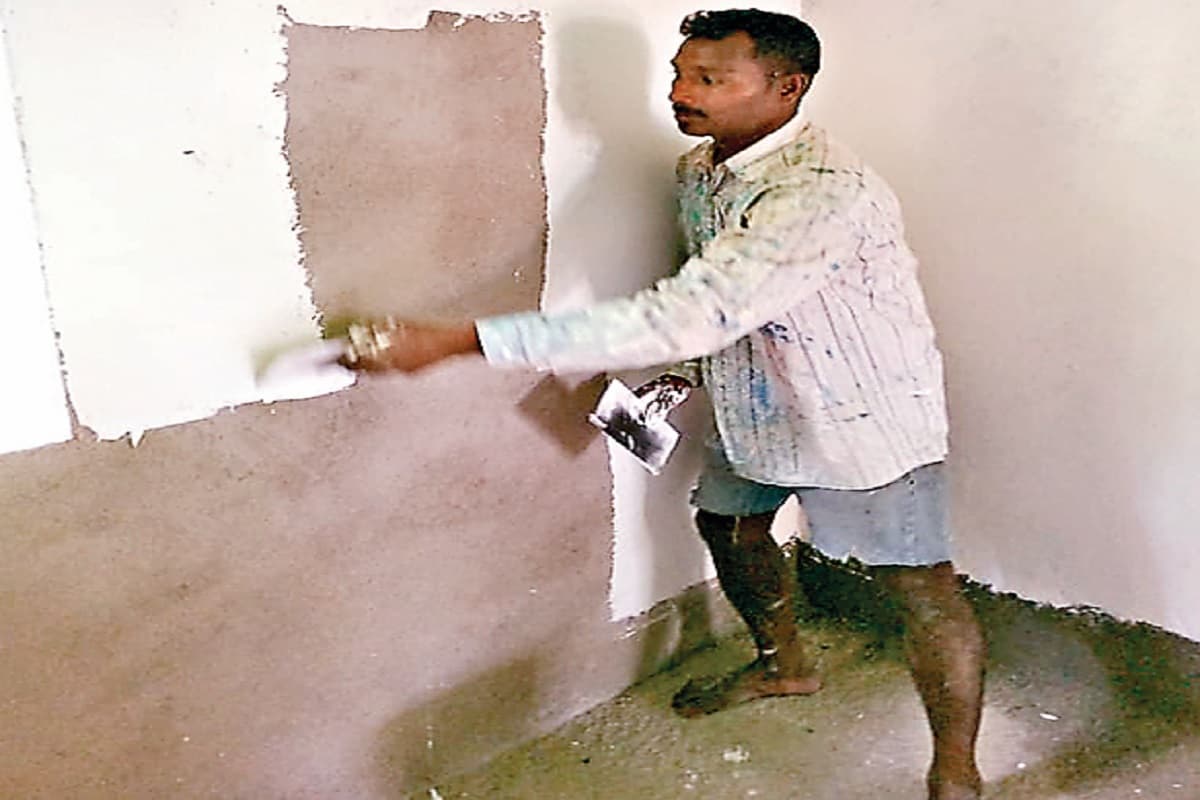 झारखंड का ये फुटबॉलर पेट पालने के घरों में पोचाड़ा करने को है विवश, खेल चुके हैं कई राष्ट्रीयस्तर का मुकाबला