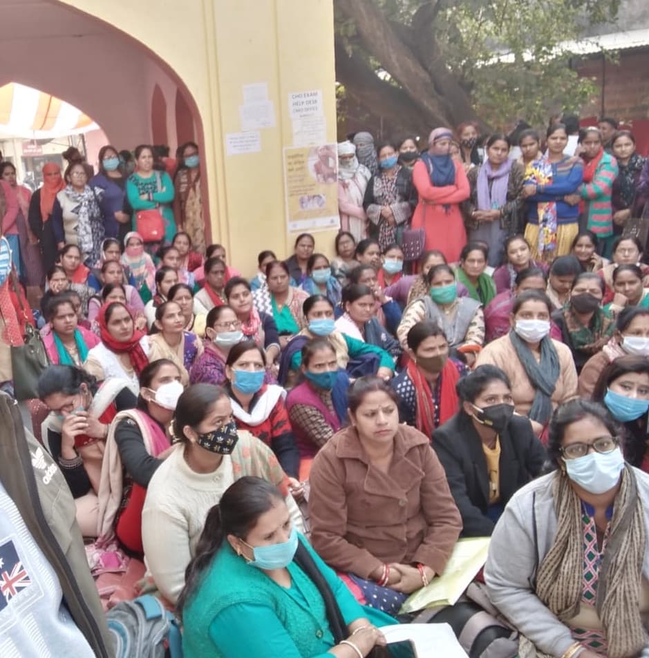 Bareilly News: बरेली में संविदा कर्मियों का धरना-प्रदर्शन, मांग पूरी न होने पर दी आंदोलन की चेतावनी Bareilly News: बरेली में संविदा कर्मियों का धरना-प्रदर्शन, मांग पूरी न होने पर दी आंदोलन की चेतावनी
