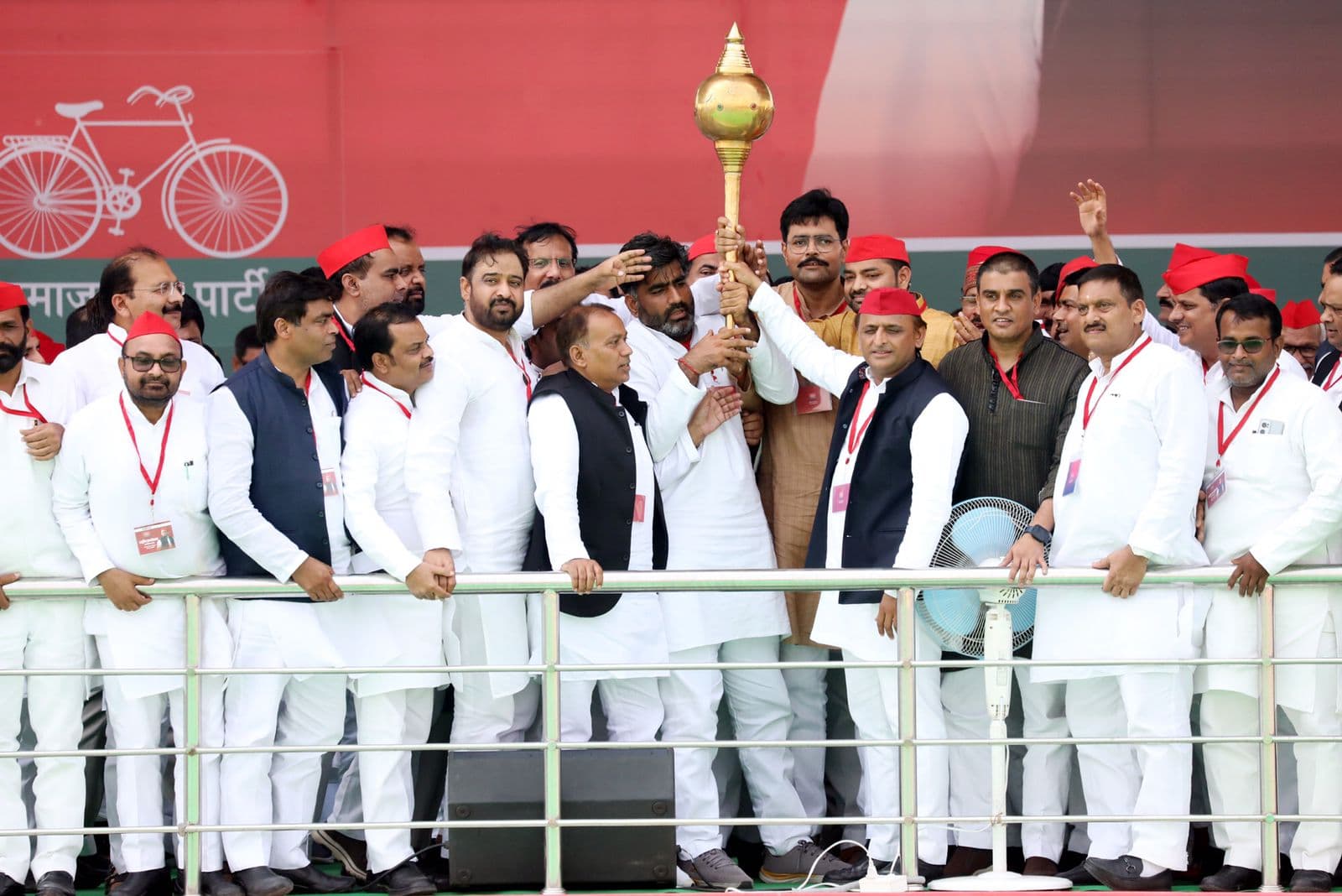 Samajwadi Party: अखिलेश यादव तीसरी बार बने सपा के राष्ट्रीय अध्यक्ष, देखें फोटो