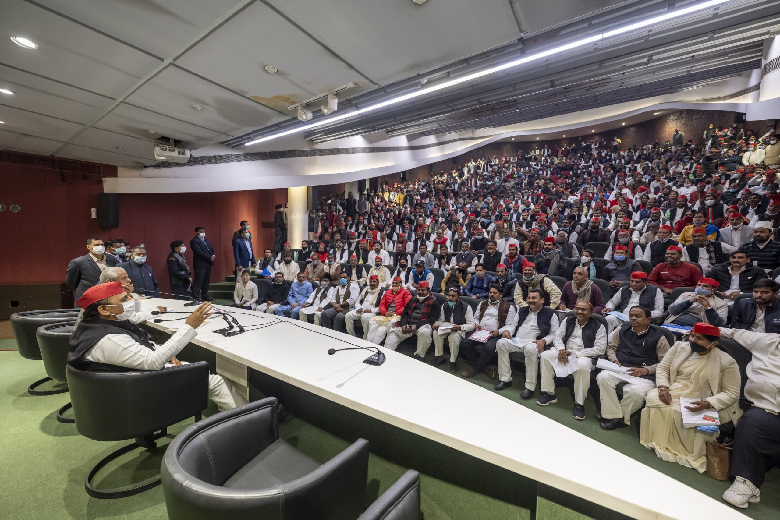 UP Chunav 2022: भाजपा ने गरीबों को जानबूझकर दी महंगी बिजली, अखिलेश यादव ने किया जवाबी हमला