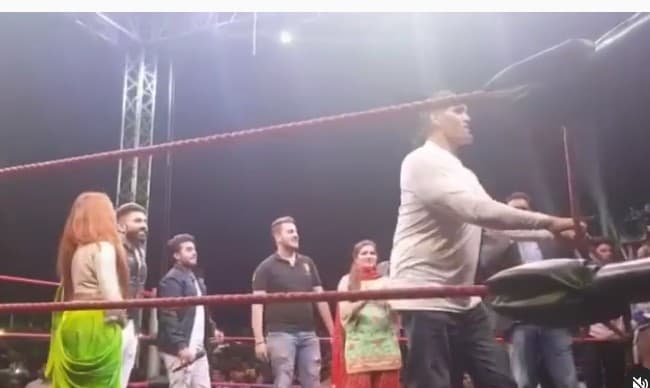 जब WWE रिंग में 'द ग्रेट खली' के साथ उतरीं सपना चौधरी, अर्शी खान के साथ मिलकर मचाया खूब धमाल, VIDEO