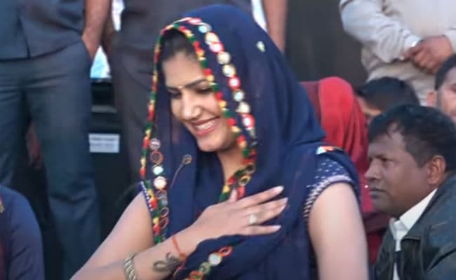 सपना चौधरी स्‍टेज पर कर रही थीं डांस, शख्‍स ने सरेआम की बदतमीजी, VIDEO वायरल