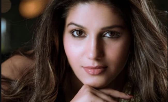 सपना चौधरी ने 'नलका' सॉन्‍ग पर किया धांसू डांस, व्‍हाइट सूट में बेहद खूबसूरत दिखीं हरियाणवी डांसर, VIDEO