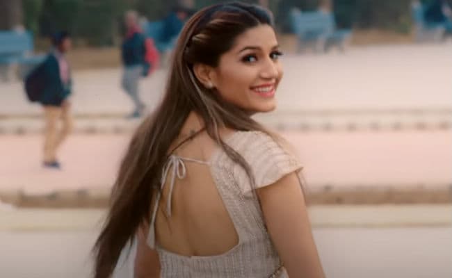 सपना चौधरी के 'तालिबान' सॉन्‍ग ने मचाया तहलका, व्‍हाइट ड्रेस में बेहद खूबसूरत दिखीं हरियाणवी डांसर, VIDEO