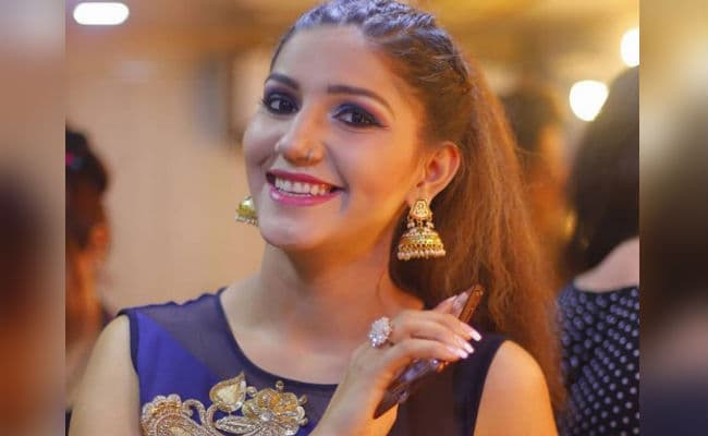 ऑफ शोल्डर ड्रेस में सपना चौधरी को देखकर फैंस हुए क्रेजी, देसी क्वीन का नया सॉन्ग 'Bangro' मचा रहा धमाल, VIDEO