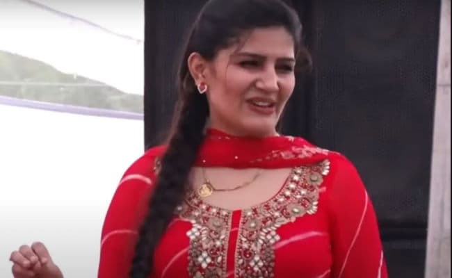 सपना चौधरी ने ब्‍लैक सूट में किया धांसू डांस, तेजी से वायरल हो रहा है ये VIDEO