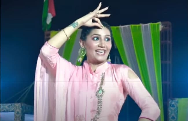 सपना चौधरी ने 'चटक मटक' सॉन्‍ग पर किया ऐसा जबरदस्‍त डांस, आप भी देखें हरियाणवी डांसर का ये VIDEO