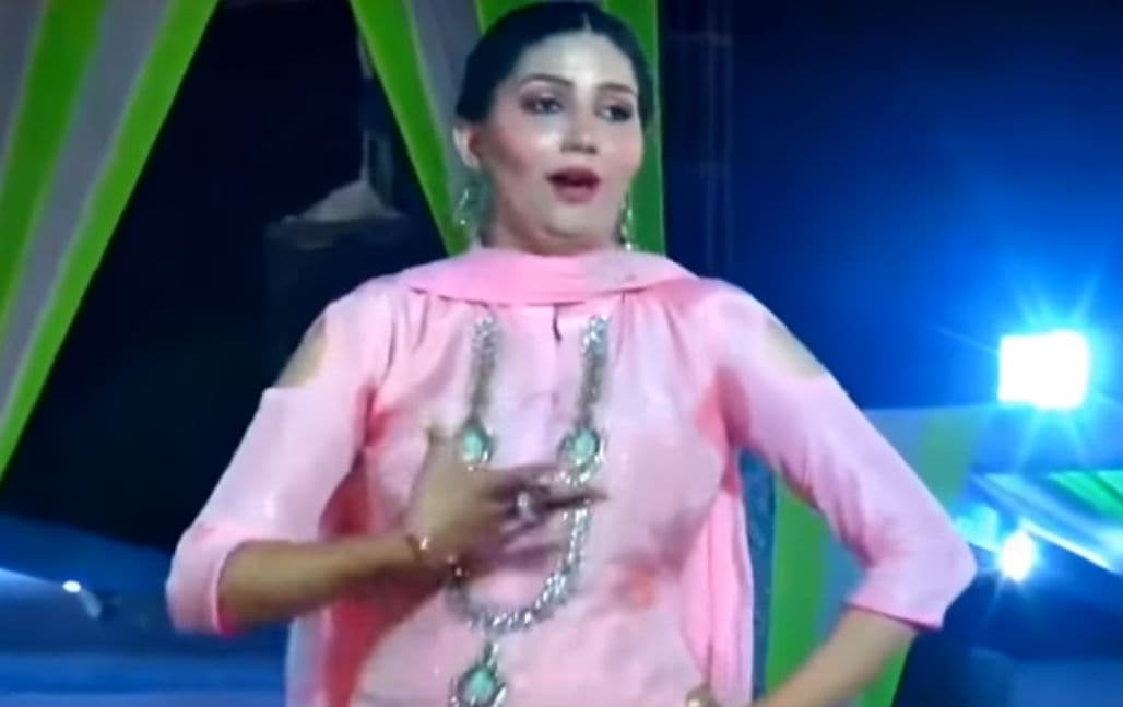 सपना चौधरी ने 'हवा कसूती' पर दिखाए जबरदस्त लटके-झटके, खुद को झूमने से नहीं रोक पाए फैंस, यहां देखें VIDEO