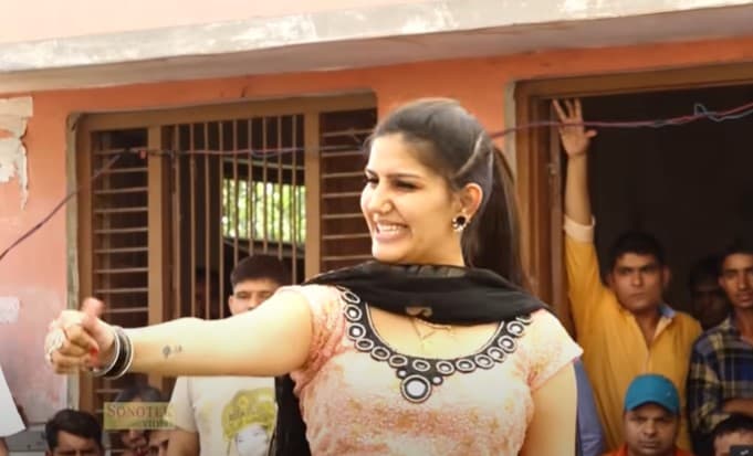 Sapna Choudhary ने घूंघट ओढ़कर लगाए ठुमके, डांस मूव्स ने इंटरनेट पर मचाया तहलका