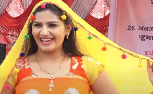 सपना चौधरी ने 'घूंघट की ओट से' मचाई धूम, बार बार देखा जा रहा है ये VIDEO