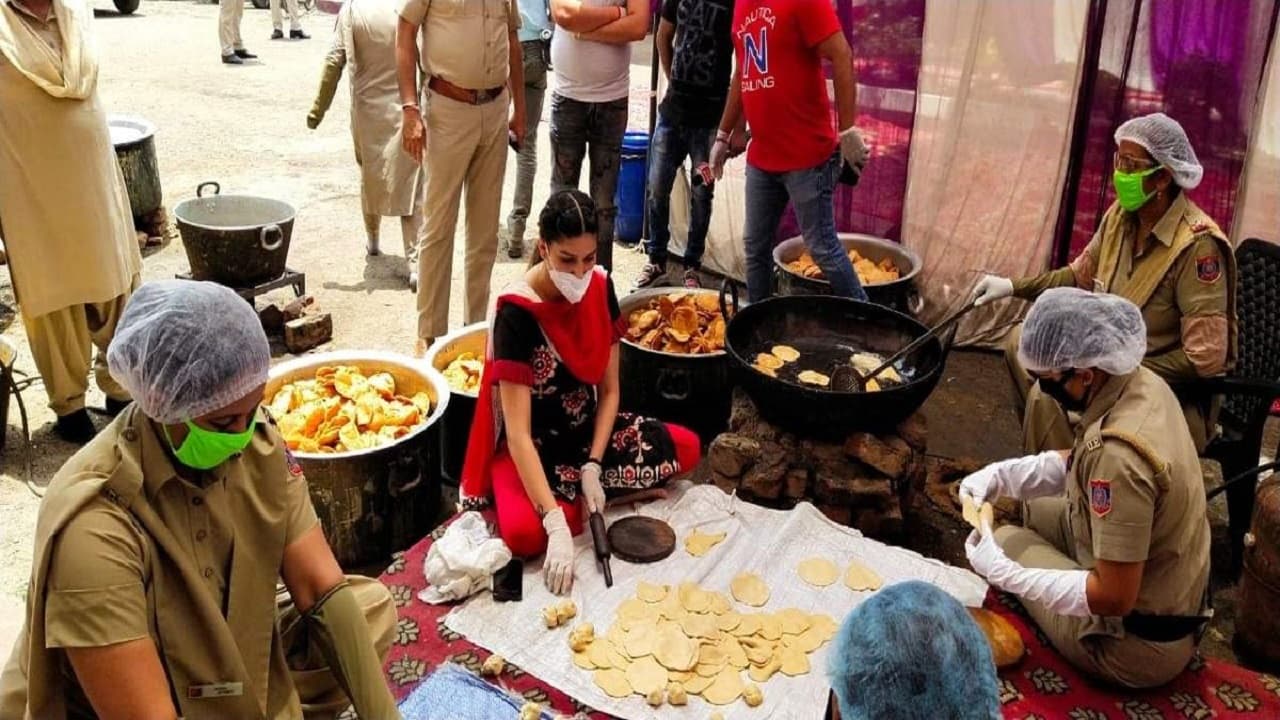 सपना चौधरी ने पुलिसवालों के साथ जमीन पर बैठकर बेली पूड़ियां, VIDEO देख तारीफ करते नहीं थक रहे लोग