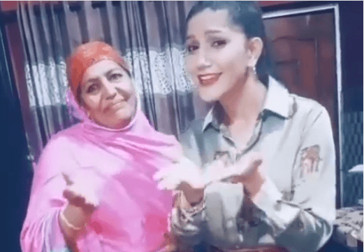 VIDEO : सपना चौधरी ने अपनी मां के साथ किया धमाकेदार डांस, वीडियो देख फैंस के उड़े होश VIDEO : सपना चौधरी ने अपनी मां के साथ किया धमाकेदार डांस, वीडियो देख फैंस के उड़े होश