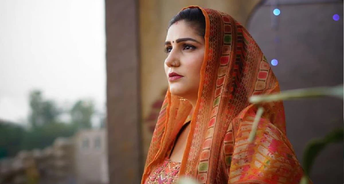 सिर पर पल्लू डालकर Sapna Choudhary ने लगाए ठुमके, 'बलम की याद में आवे हिचकी' सॉन्ग पर किया जबरदस्त डांस