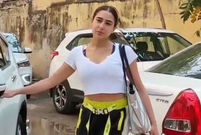 सारा अली खान से हाथ मिलाने के बहाने जब फैन ने की Kiss करने की कोशिश, एक्‍ट्रेस ने दिया ऐसा रिएक्‍शन...VIDEO