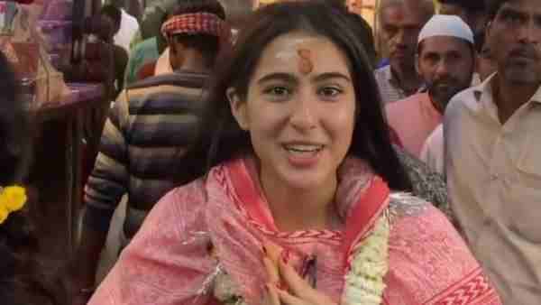 काशी विश्वनाथ में स्‍पर्श दर्शन कर विवादों में घिरीं सारा अली खान, VIDEO