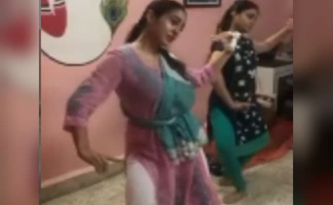 Sara Ali Khan के इस डांस वीडियो ने मोह लिया मन, क्या आपने देखा ? Sara Ali Khan के इस डांस वीडियो ने मोह लिया मन, क्या आपने देखा ?