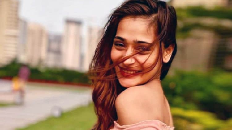 Tujhko Mirchi Lagi Song : 'कुली नंबर 1' का नया गाना रिलीज, वरुण सारा के डांस ने जीत लिया दिल