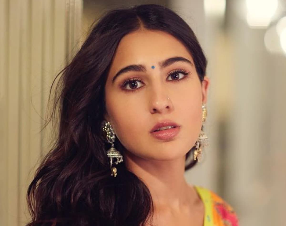 इस वजह से सड़क पर शाहरुख खान का गाना गाते दिखीं सारा अली खान, सेल्फी के लिए फैंस से लिए इतने रुपये