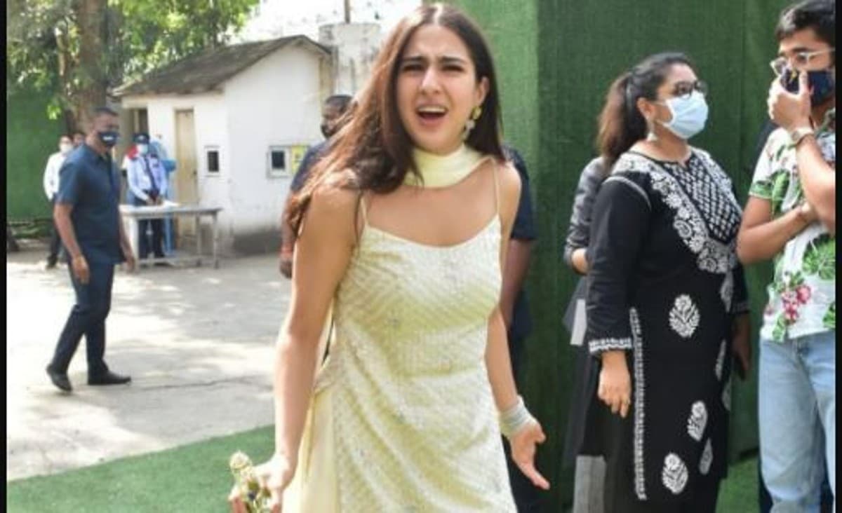 EID Mubarak: सारा अली खान ने कुछ इस तरह मनाई ईद, हाथों में सेवई लेकर फैंस को दी बधाईयां, VIDEO