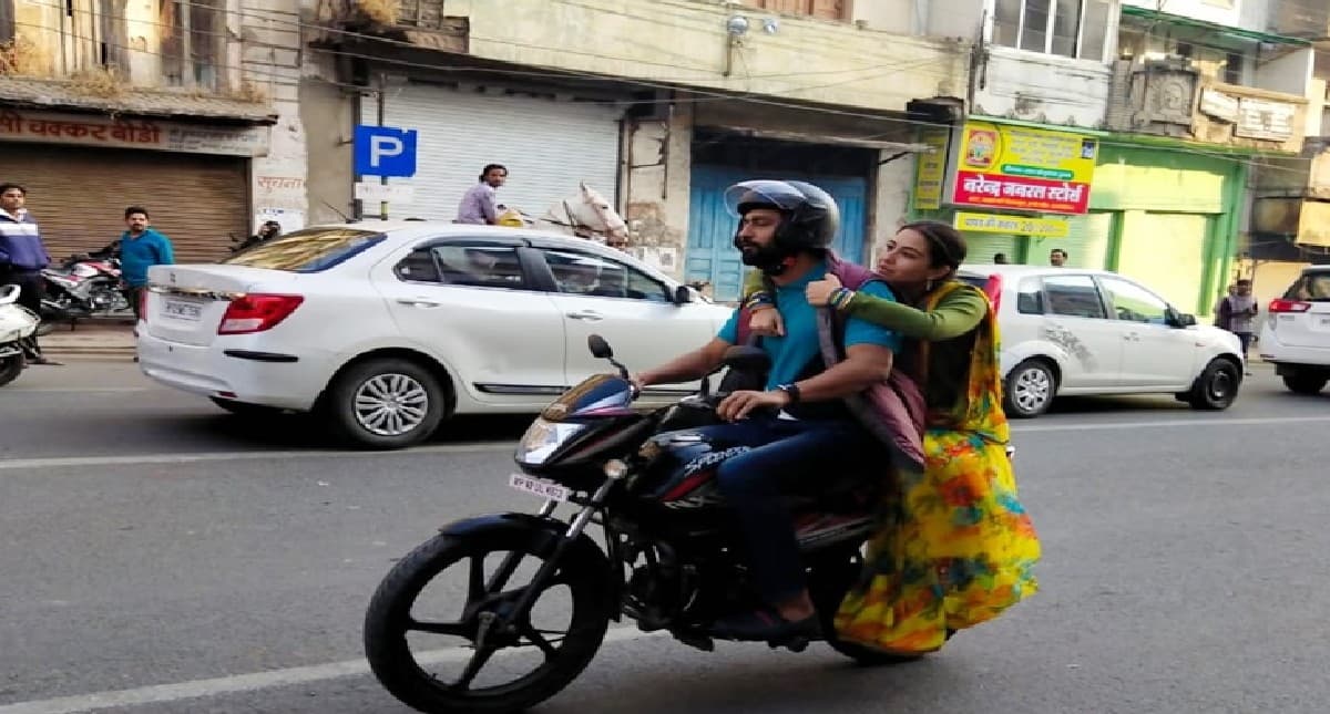 विक्की कौशल इंदौर में बाइक की सवारी कर बुरे फंसे, नकली नंबर प्लेट लगाने पर पुलिस में शिकायत दर्ज