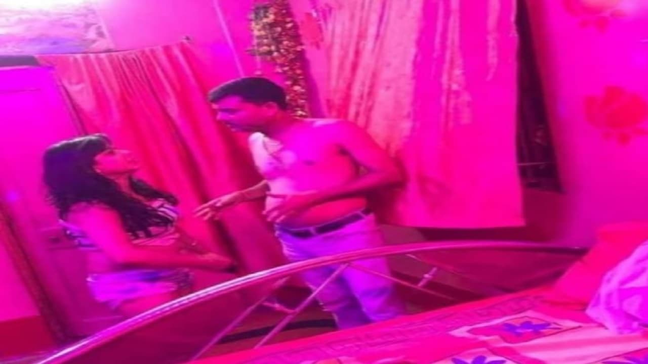 VIDEO: शराब और शबाब के नशे में झूमते थानेदार, वीडियो वायरल होने पर एसपी लिपि सिंह ने किया सस्पेंड