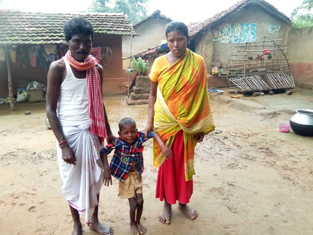 झारखंड के सरायकेला में दो बच्चे चलने-फिरने में हैं लाचार, गरीब मां-पिता नहीं करा पा रहे इलाज, मदद की है दरकार