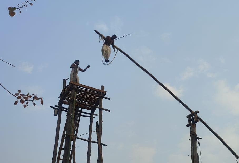 सरायकेला: पीठ पर लोहे का हुक लगा बांस पर लटक कर भोक्ताओं ने दिखाई हठ भक्ति, दिखाये कई हैरतअंगेज करतब