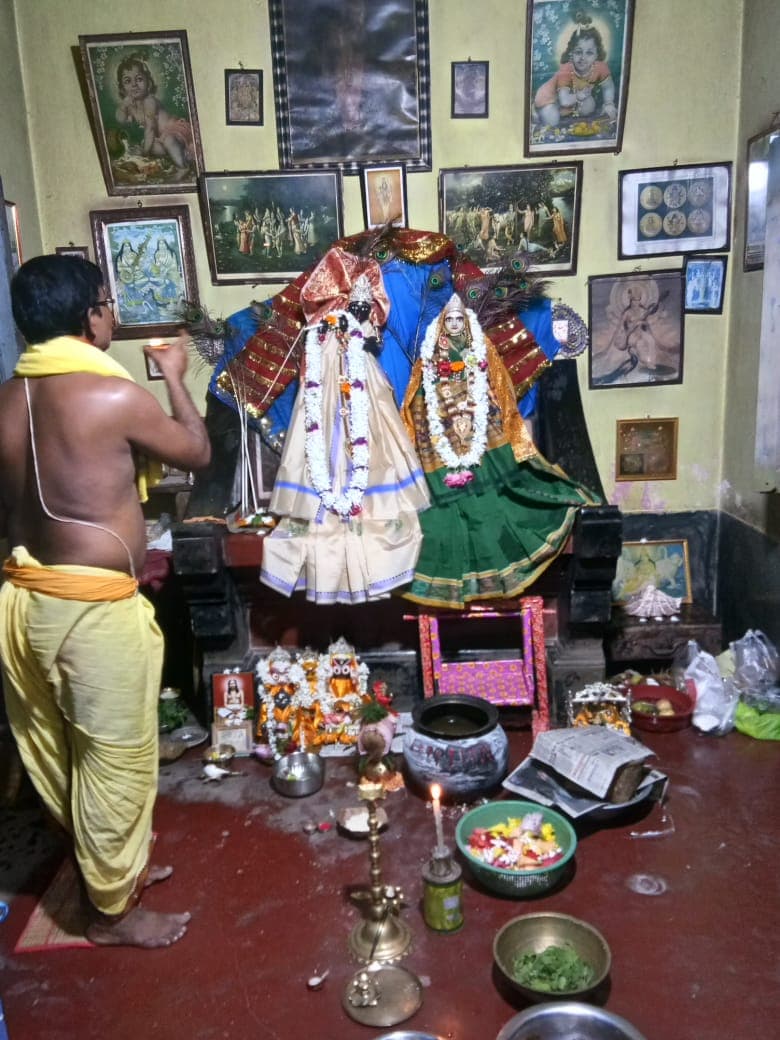 खरसावां में श्रीकृष्ण जन्मोत्सव का धूम, मंदिरों में सोशल डिस्टेंसिंग बना कर की गयी पूजा अर्चना