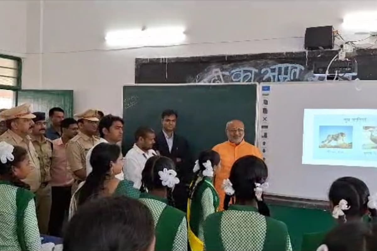 सरायकेला में राज्यपाल ने स्टूडेंट्स से किया संवाद, बच्चों को अंडा और दूध मिले, राज्य सरकार से करेंगे बात