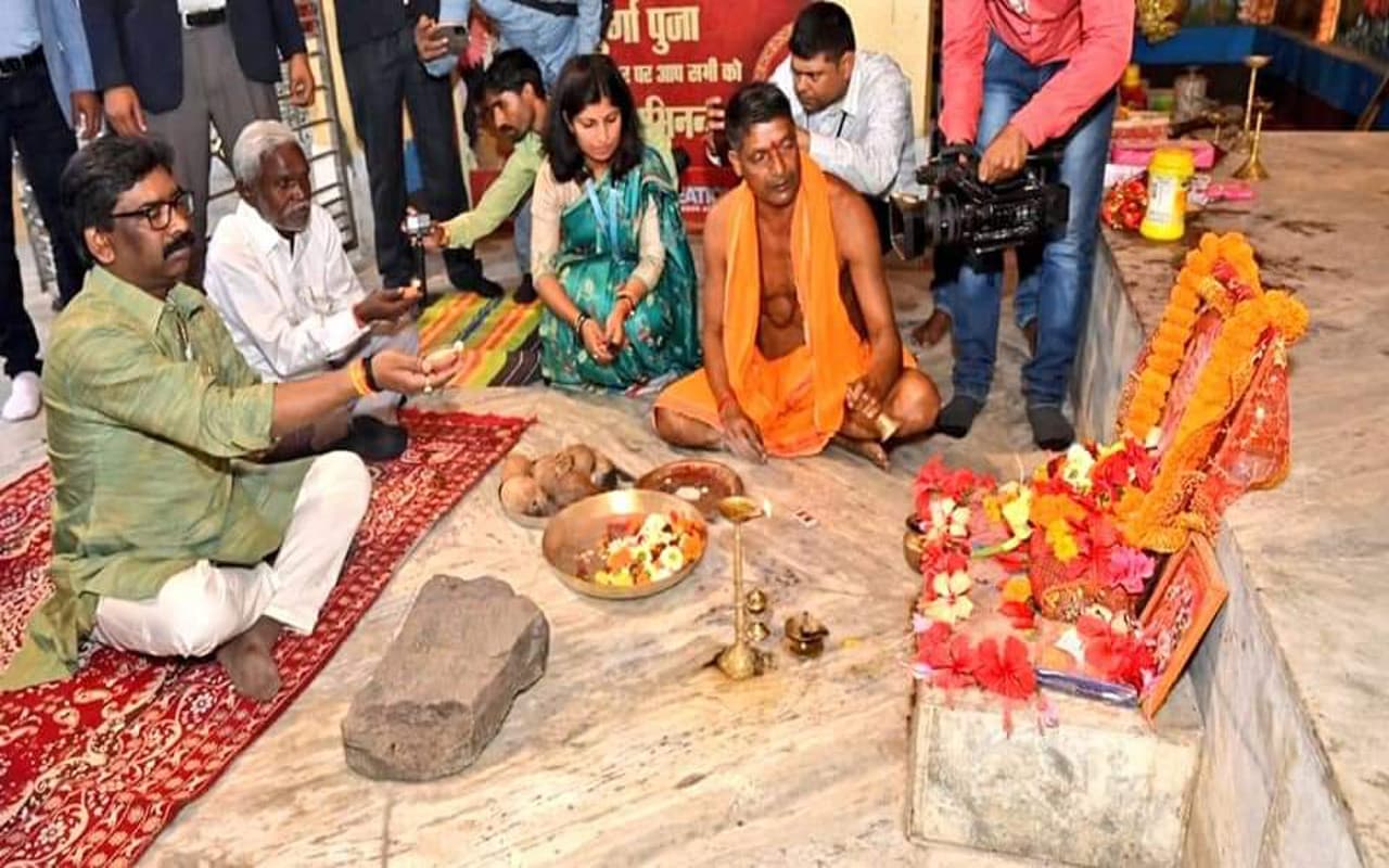 PHOTOS: सरायकेला में मां दुर्गा की शरण में गये CM हेमंत सोरेन, तितरबिला जाहेरत्थान का किया निरीक्षण