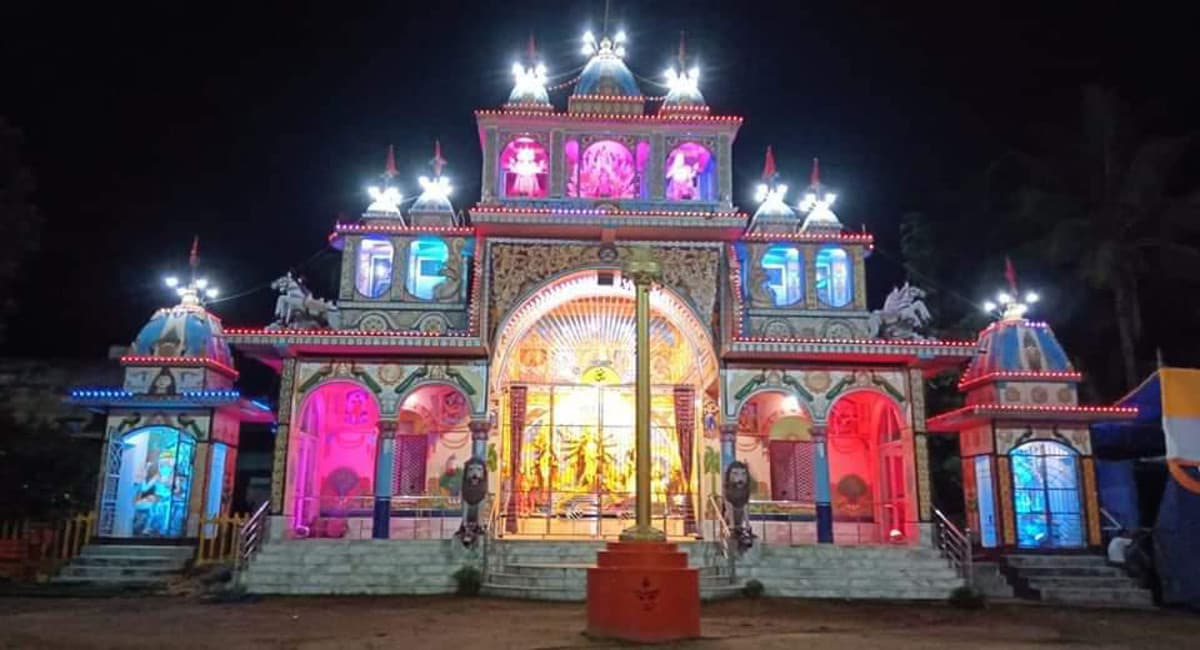 Durga Puja 2021: सरायकेला राजवाड़े की दुर्गा पूजा है कई मायने में खास, 16 दिनों तक होती है आराधना, देखें Pics